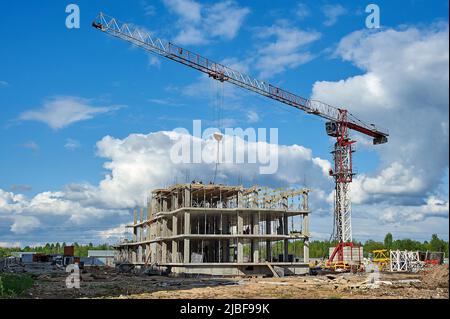 Bau eines Verwaltungsgebäudes auf monolithische Weise mit einem Turmdrehkran Stockfoto