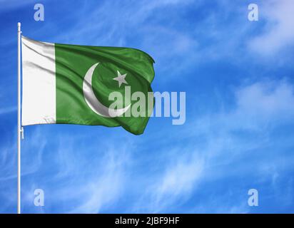 Nationalflagge Pakistans auf einem Fahnenmast Stockfoto