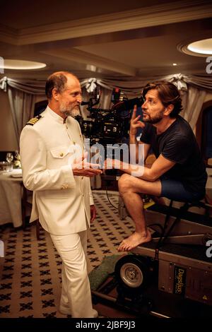 WOODY HARRELSON und RUBEN OSTLUND in TRIANGLE OF TRAURIGKEIT (2022), Regie: RUBEN OSTLUND. Bild: Plattform Produktion / arte France Cinéma / Album Stockfoto