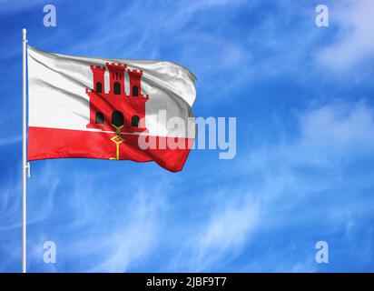 Nationalflagge von Gibraltar auf einem Fahnenmast Stockfoto