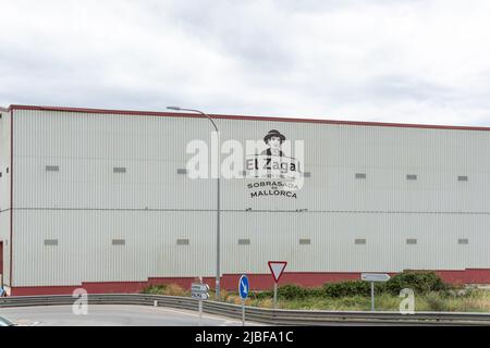 Felanitx, Spanien; Mai 27 2022: Hauptfassade der Sobrasada-Fabrik der Firma El Zagal, in der mallorquinischen Stadt Felanitx, Spanien Stockfoto