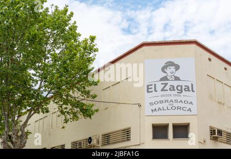 Felanitx, Spanien; Mai 27 2022: Hauptfassade der Sobrasada-Fabrik der Firma El Zagal, in der mallorquinischen Stadt Felanitx, Spanien Stockfoto