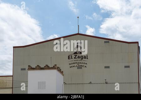 Felanitx, Spanien; Mai 27 2022: Hauptfassade der Sobrasada-Fabrik der Firma El Zagal, in der mallorquinischen Stadt Felanitx, Spanien Stockfoto