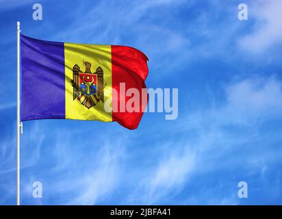 Nationalflagge der Republik Moldau auf einem Fahnenmast Stockfoto