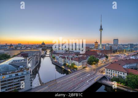 Berliner Innenstadt nach Sonnenuntergang mit dem Fernsehturm, dem Rathaus, dem Dom und dem rekonstruierten Stadtpalais Stockfoto