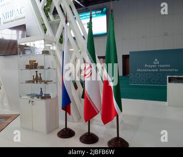 Kasan, Russland. 19.Mai 2022. Flaggen von Russland, Iran und Tatarstan auf der KasanExpo. Zusammenarbeit zwischen den Regionen Stockfoto