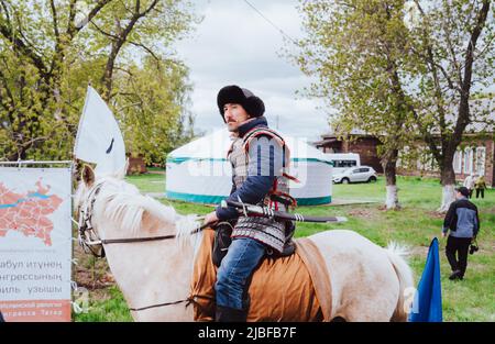 Bolgar, Tatarstan, Russland. 21.Mai 2022. Reiter in traditioneller Kleidung. Feier des 00.. Jahrestages der Annahme des Islam durch die Wolga-Bulgaren. Tatarische Feiertage und Kultur Stockfoto