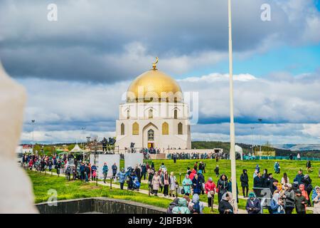 Bolgar, Tatarstan, Russland. 21.Mai 2022. Museum des Islam in der Stadt Bulgaren in Tatarstan. Dort wird der größte gedruckte Quran der Welt gelagert. Ein Gebäude mit einer goldenen Kuppel Stockfoto