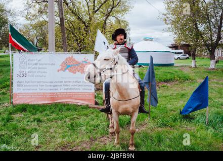 Bolgar, Tatarstan, Russland. 21.Mai 2022. Reiter in traditioneller Kleidung. Feier des 00.. Jahrestages der Annahme des Islam durch die Wolga-Bulgaren. Tatarische Feiertage und Kultur Stockfoto