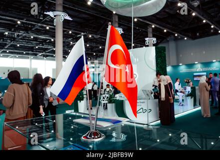 Kasan, Russland. 19.Mai 2022. Russische und türkische Flaggen auf der KazanExpo. Zusammenarbeit zwischen den Ländern. Der türkische Stand auf der internationalen Ausstellung Stockfoto