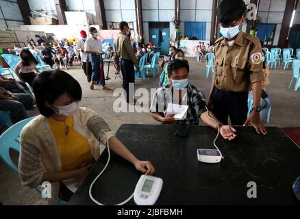 Yangon, Myanmar. 6.. Juni 2022. Die Menschen überprüfen den Blutdruck, bevor sie eine Dosis COVID-19-Impfstoff in Yangon, Myanmar, 6. Juni 2022 erhalten. Myanmar hat am Samstag mehr als 26,8 Millionen Menschen gegen COVID-19 vollständig geimpft, so das Gesundheitsministerium am Sonntag. Quelle: U Aung/Xinhua/Alamy Live News Stockfoto