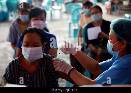 Yangon, Myanmar. 6.. Juni 2022. Eine Frau erhält eine Dosis COVID-19-Impfstoff in Yangon, Myanmar, 6. Juni 2022. Myanmar hat am Samstag mehr als 26,8 Millionen Menschen gegen COVID-19 vollständig geimpft, so das Gesundheitsministerium am Sonntag. Quelle: U Aung/Xinhua/Alamy Live News Stockfoto