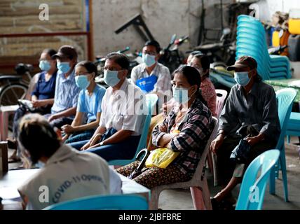 Yangon, Myanmar. 6.. Juni 2022. In Yangon, Myanmar, 6. Juni 2022, warten die Menschen auf den Erhalt von COVID-19-Impfstoffen. Myanmar hat am Samstag mehr als 26,8 Millionen Menschen gegen COVID-19 vollständig geimpft, so das Gesundheitsministerium am Sonntag. Quelle: U Aung/Xinhua/Alamy Live News Stockfoto