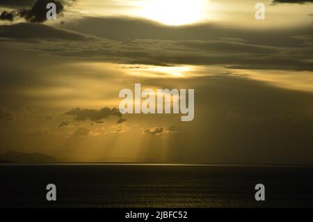 Sonnenuntergang und stürmische Wolken über Biarritz Stockfoto