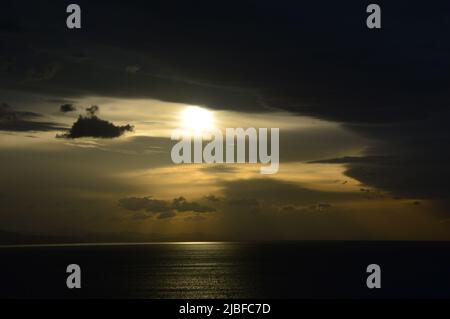 Sonnenuntergang und stürmische Wolken über Biarritz Stockfoto