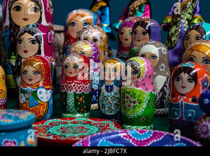 Kasan, Russland. 19.Mai 2022. Matryoshkas mit traditionellen tatarischen Ornamenten verziert. Volksspielzeug Stockfoto