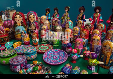 Kasan, Russland. 19.Mai 2022. Sammlerstück Barbie Puppen in nationalen Kostümen und Fantasy-Kleider in Kazan Expo. Matryoshkas mit traditionellen tatarischen Ornamenten verziert. Volksspielzeug Stockfoto