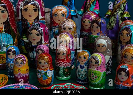 Kasan, Russland. 19.Mai 2022. Matryoshkas mit traditionellen tatarischen Ornamenten verziert. Volksspielzeug Stockfoto