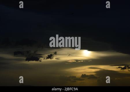 Sonnenuntergang und stürmische Wolken über Biarritz Stockfoto