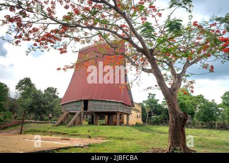 Kon TUM Province, Vietnam - 11. Mai 2022: Rong House in Bahnar Villages in Highland Vietnam. Rong Haus wird als Ort, um Festivals zu organisieren, Vill verwendet Stockfoto