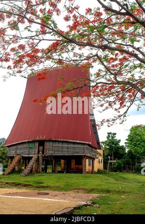 Kon TUM Province, Vietnam - 11. Mai 2022: Rong House in Bahnar Villages in Highland Vietnam. Rong Haus wird als Ort, um Festivals zu organisieren, Vill verwendet Stockfoto