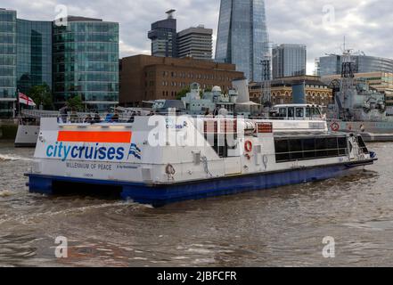 Besichtigungstour auf der Themse, City Cruises von Hornblower, London, England, Großbritannien Stockfoto