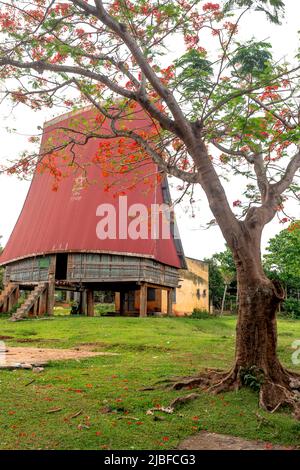 Kon TUM Province, Vietnam - 11. Mai 2022: Rong House in Bahnar Villages in Highland Vietnam. Rong Haus wird als Ort, um Festivals zu organisieren, Vill verwendet Stockfoto