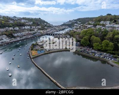 Luftaufnahme über Looe, Cornish Fischerdorf und beliebtes Urlaubsziel, Cornwall, England, Vereinigtes Königreich Stockfoto