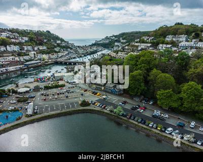 Luftaufnahme über Looe, Cornish Fischerdorf und beliebtes Urlaubsziel, Cornwall, England, Vereinigtes Königreich Stockfoto