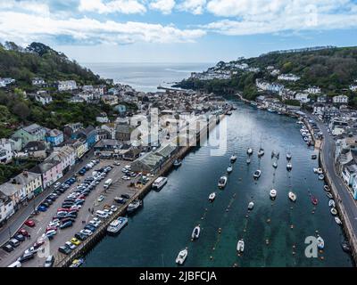 Luftaufnahme über Looe, Cornish Fischerdorf und beliebtes Urlaubsziel, Cornwall, England, Vereinigtes Königreich Stockfoto
