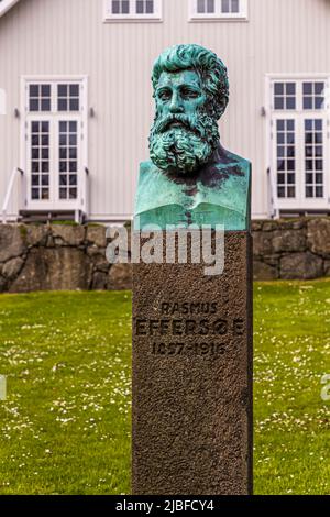 Das Denkmal von Rasmus C. Effersøe der Künstlerin Anne Marie Carl Nielsen vor dem Parlamentsgebäude in der Hauptstadt Tórshavn. Effersøe leistete hervorragende Dienste bei der Durchsetzung der färöischen Sprache in allen Bereichen und letztlich der Autonomie von 1948. Tórshavn, Färöer Stockfoto