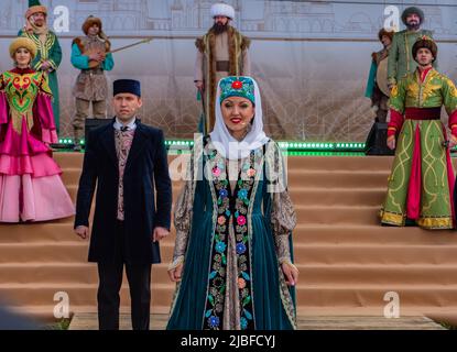 Bolgar, Tatarstan, Russland. 21.Mai 2022. Tatar National Ensemble tanzt und singt auf dem Folklore-Festival. Tataren in Nationalkostümen. Ethnik und traditionelle Kunst Konzept. Stockfoto