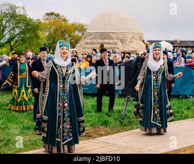 Bolgar, Tatarstan, Russland. 21.Mai 2022. Tatar National Ensemble tanzt und singt auf dem Folklore-Festival. Tataren in Nationalkostümen. Ethnik und traditionelle Kunst Konzept. Stockfoto