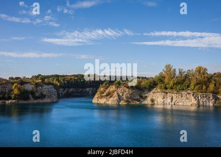 See und Klippen in Zakrzowek Stausee, alte Kalksteinbruchlandschaft in der Stadt Krakau in Polen. Stockfoto