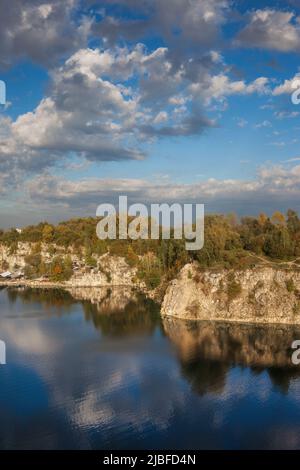 See und Klippen in Zakrzowek Stausee, alte Kalksteinbruchlandschaft in der Stadt Krakau in Polen. Stockfoto