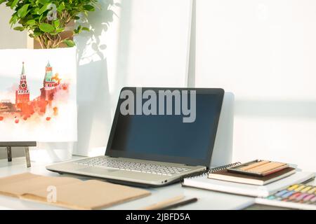 Painter Arbeitsplatz in Ordnung Seitenansicht. Designer-Schreibtisch mit Zeichenausstattung. Home Studio für Künstler. Stockfoto