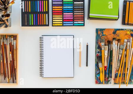 Painter Arbeitsplatz in Ordnung Seitenansicht. Designer-Schreibtisch mit Zeichenausstattung. Home Studio für Künstler. Stockfoto