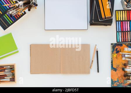 Painter Arbeitsplatz in Ordnung Seitenansicht. Designer-Schreibtisch mit Zeichenausstattung. Home Studio für Künstler. Stockfoto