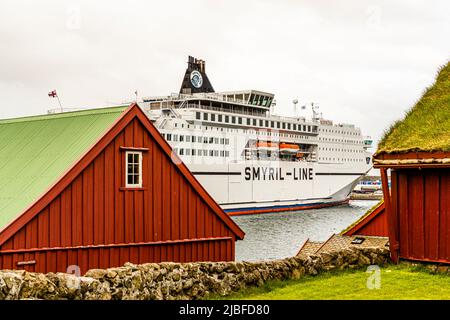 Die Norröna der Smyril Line ist im Hafen von Tórshavn auf den Färöern verankert. Stockfoto