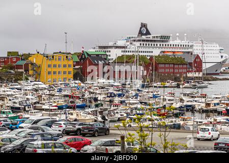 Die Norröna der Smyril Line ist im Hafen von Tórshavn auf den Färöern verankert. Stockfoto