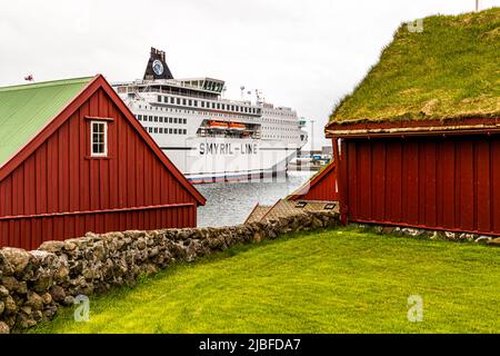 Die Norröna der Smyril Line ist im Hafen von Tórshavn auf den Färöern verankert. Stockfoto