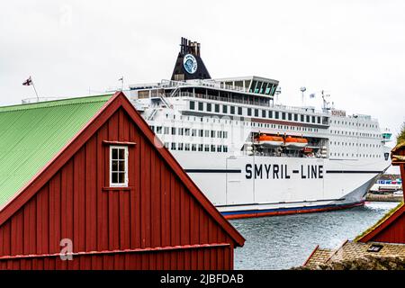 Die Norröna der Smyril Line ist im Hafen von Tórshavn auf den Färöern verankert. Stockfoto