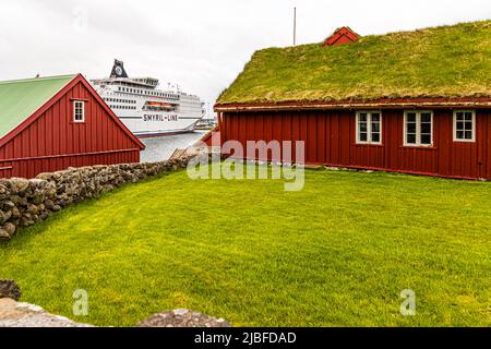 Die Norröna der Smyril Line ist im Hafen von Tórshavn auf den Färöern verankert. Stockfoto