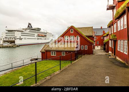 Die Norröna der Smyril Line ist im Hafen von Tórshavn auf den Färöern verankert. Stockfoto