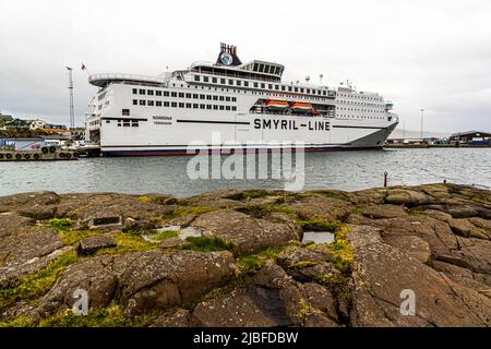 Die Norröna der Smyril Line ist im Hafen von Tórshavn auf den Färöern verankert. Stockfoto