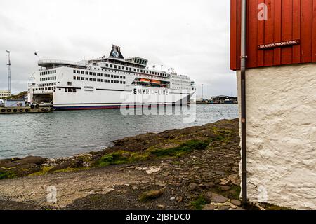 Die Norröna der Smyril Line ist im Hafen von Tórshavn auf den Färöern verankert. Stockfoto