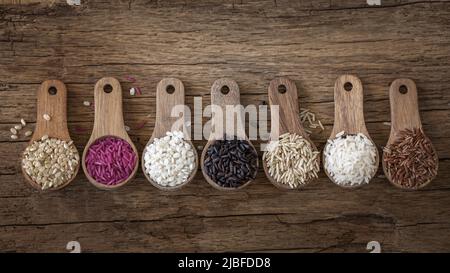 Verschiedene Reissorten in Holzlöffeln Stockfoto