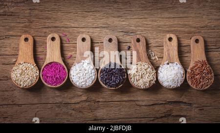 Verschiedene Reissorten in Holzlöffeln Stockfoto