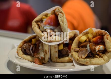 Athen, Griechenland. 4.. Juni 2022. Ein Koch bereitet das traditionelle Street Food „Souvlaki Pitta“ in einem Restaurant zu. Der Preis für Griechenlands beliebtestes Street Food steigt in die Höhe, da die Inflation im Mai von 10,2 Prozent im April auf rund 10,7 Prozent gestiegen ist und damit den höchsten Stand seit 28 Jahren erreicht hat. (Bild: © Dimitris Aspiotis/Pacific Press über ZUMA Press Wire) Stockfoto