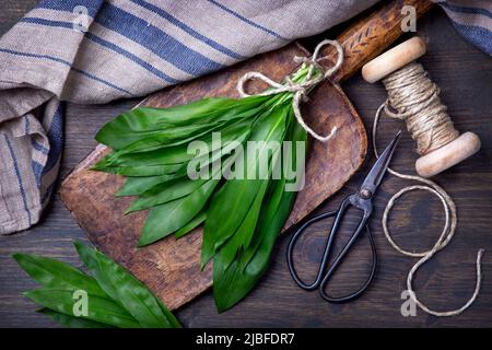 Bärlauch oder Ramsons grüne Blätter auf hölzernen Hintergrund Stockfoto